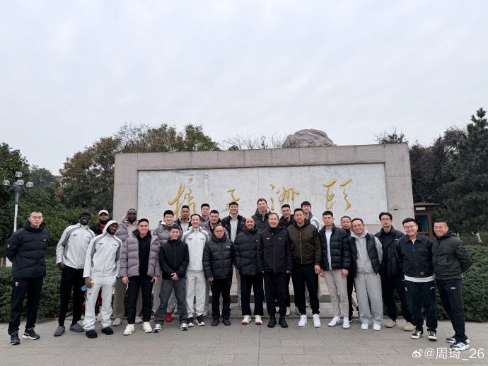 【行业动态】周琦晒与翟晓川等队友的合照：十年✨又来橘子⚽洲头 我俩一队了(图2)