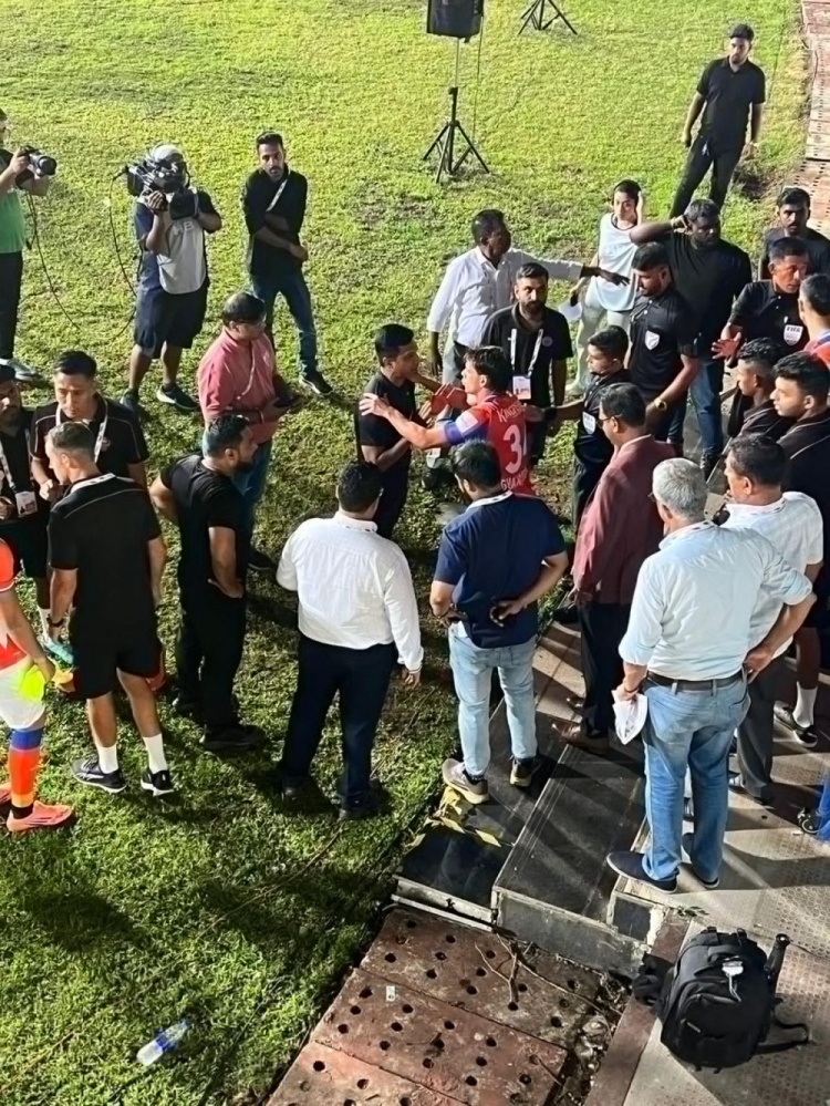 😮活久见！印度超级杯离谱红牌，内裤颜色不合规引发争吵被罚下