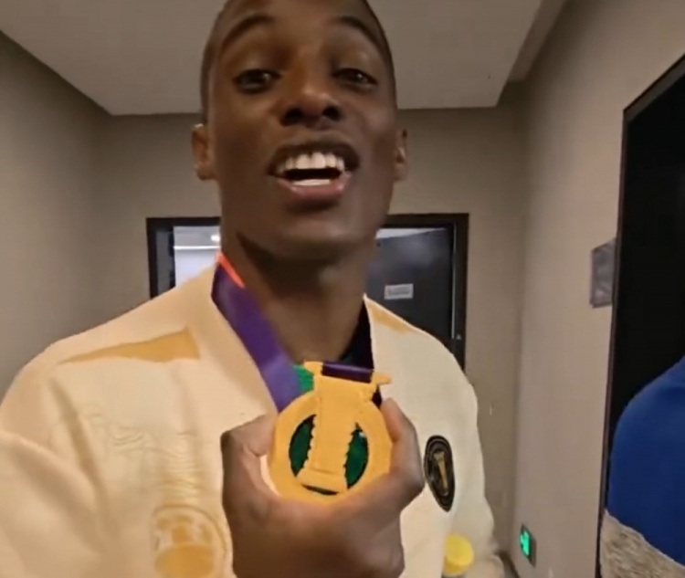 法比奥激动晒奖牌：我终于有冠军了，荣誉薄上终于从零变成1了