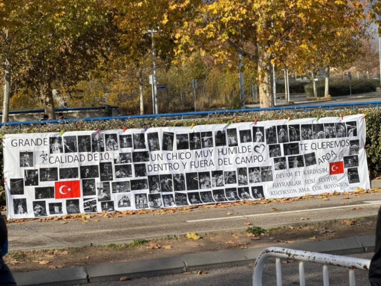 球迷训练场外悬挂横幅支持居莱尔：顶级球员，10号位品质