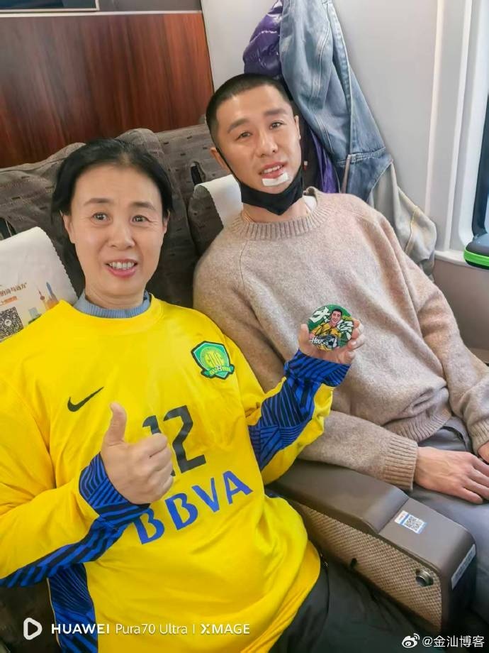 媒体人：侯森缝了23针乘坐火车返回北京，奖牌和冠军衫都送给球迷