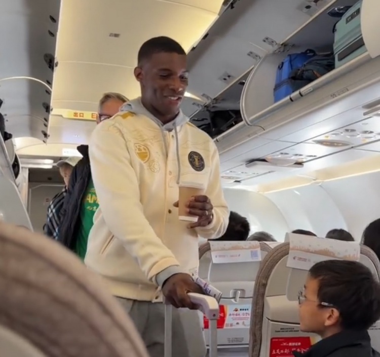 京媒：国安全队从上海乘机返回北京，很多球迷特意更改行程