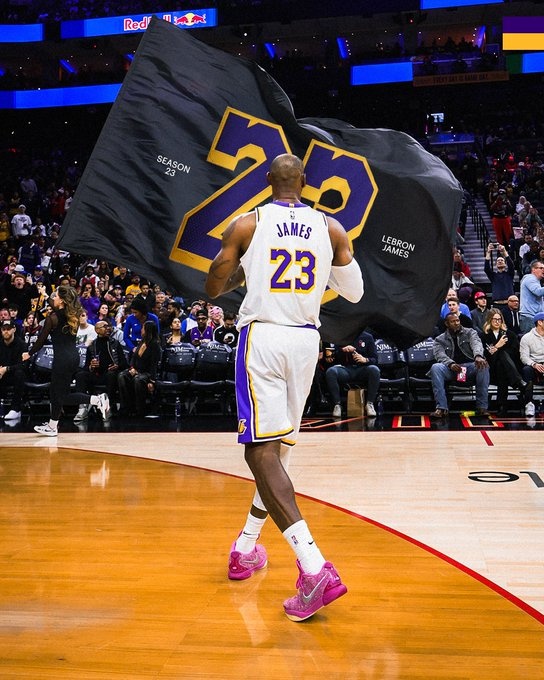 【湖人】关键先生！湖人官推晒海报致敬詹姆斯：连续关键球 这就是第23季(图1)