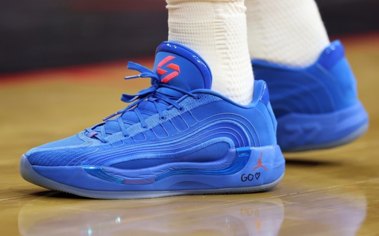 【体坛热讯】为女儿而战！东契奇球鞋上写着女儿名字Gabr✌️