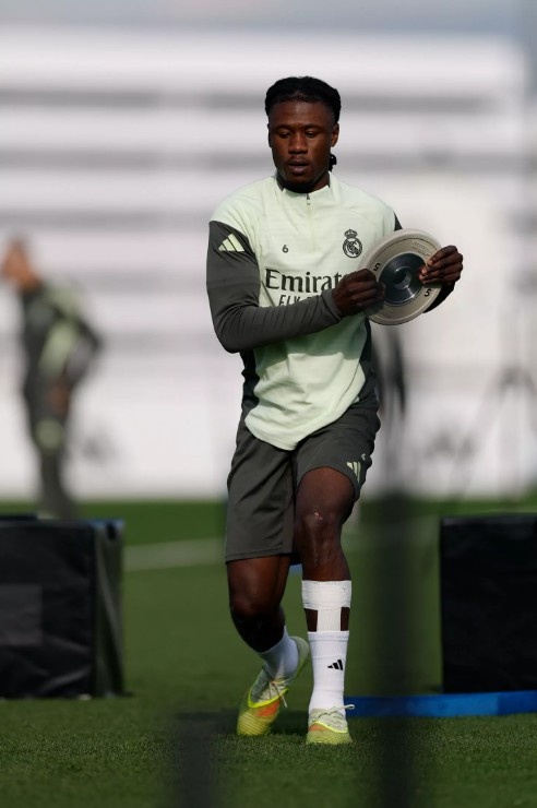 备战曼城！皇马官方晒训练图：卡马文加、塞巴略斯在列