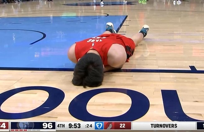 【今日快讯】开拓者媒体人：杨瀚森已倒地裁判为✌️何不吹停比赛