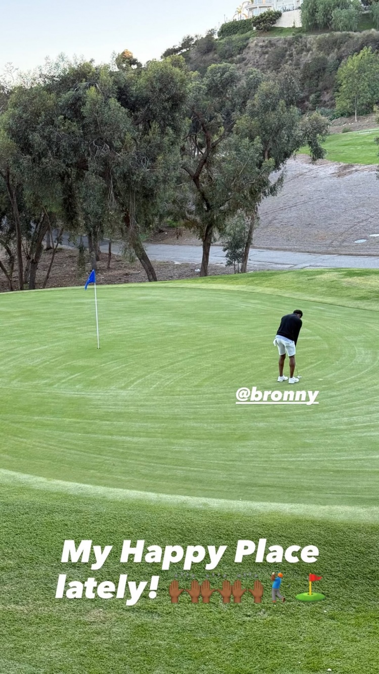 【球场观察】詹姆斯晒与布朗尼打高尔夫：与儿子共度的美❗➡️好时光如今更显珍贵！