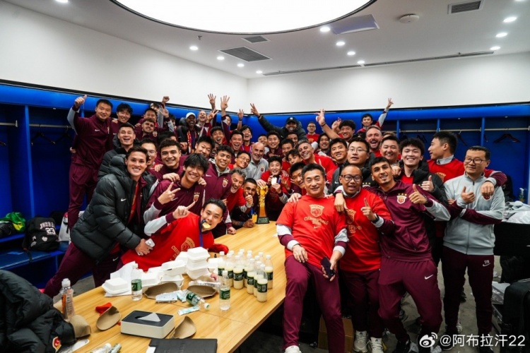 阿布拉汗社媒：谢谢这一年的滚烫，谢谢所有“我们”❤️