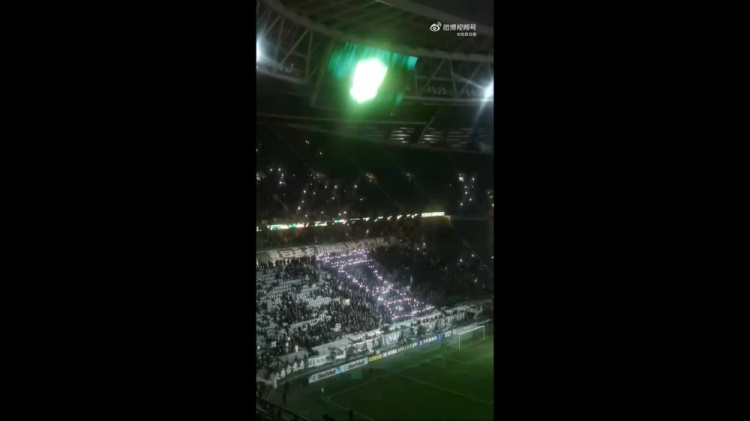 京媒：亚足联未批准国安展示足协杯奖杯，球迷用闪光灯组成奖杯