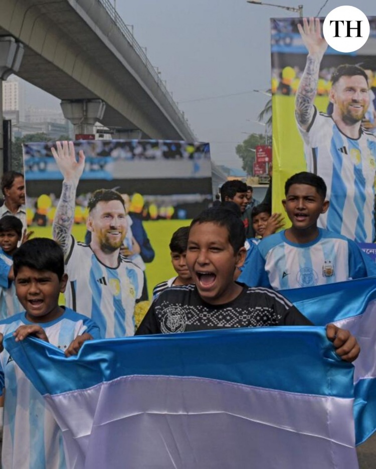 [新闻简讯]印度球迷在地上画画欢迎梅西，✌️商贩现场售卖梅西球衣(图2)