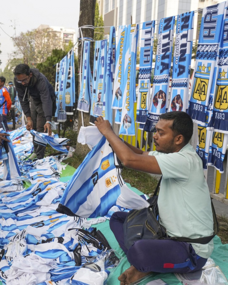 [新闻简讯]印度球迷在地上画画欢迎梅西，✌️商贩现场售卖梅西球衣(图3)