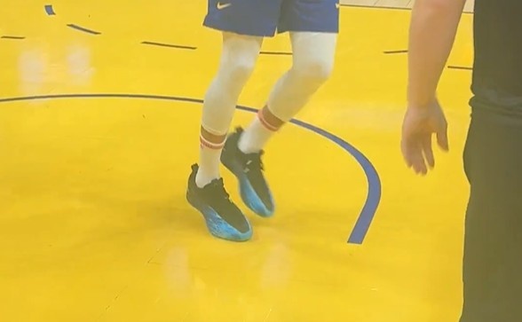 [体育资讯]“密谋”什么好事？库里和爱德华兹赛后拥抱热聊(图2)