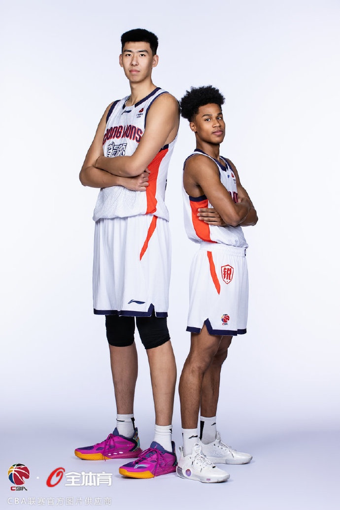 【值得一看】新赛季各式各样的组合！广州男篮合照先来咯！