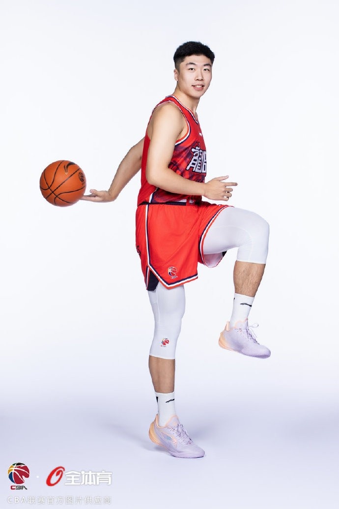 【球场观察】⬇️广州男篮球员定妆照来啦❕！琳琅满目的帅哥合辑