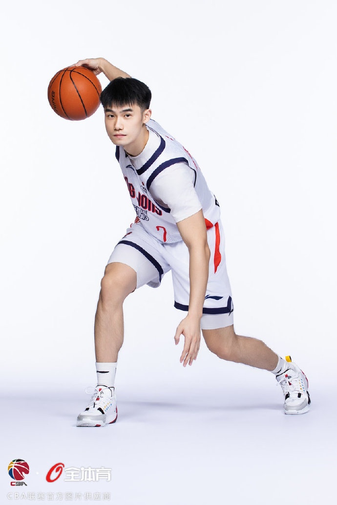 【球场观察】⬇️广州男篮球员定妆照来啦❕！琳琅满目的帅哥合辑(图2)