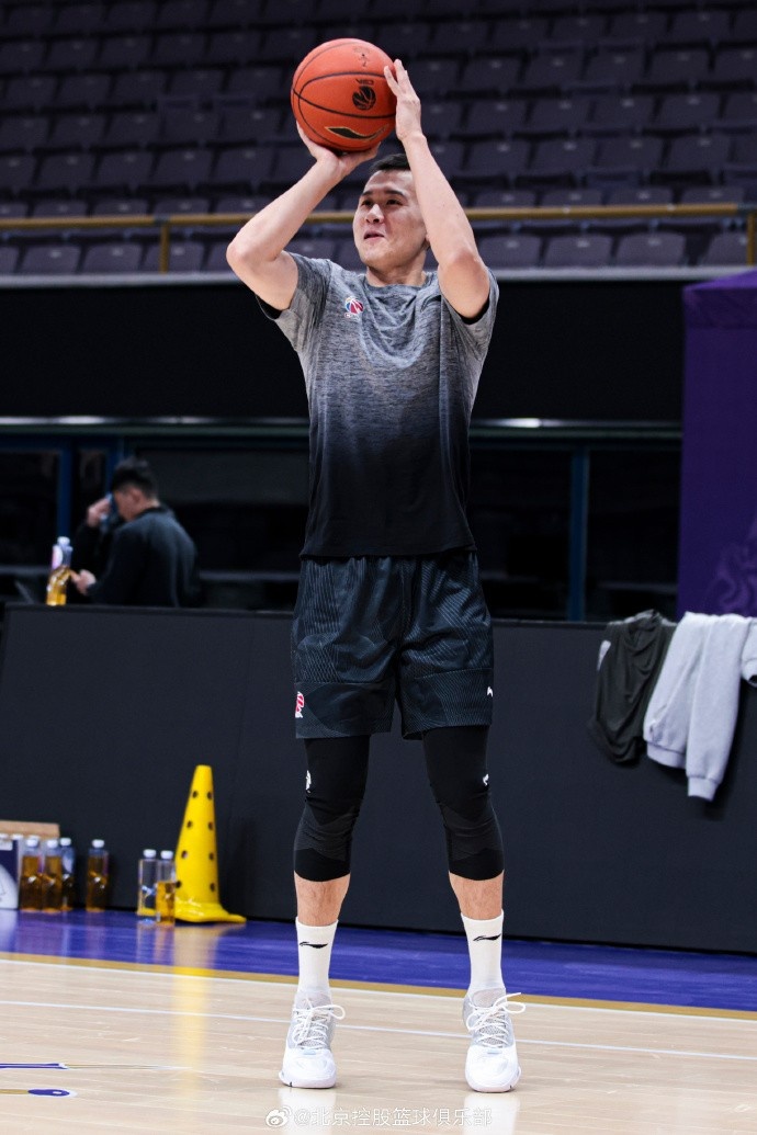 【体育报道】揭幕战早场训练踩场图来了！大战在即 北控男篮全力
