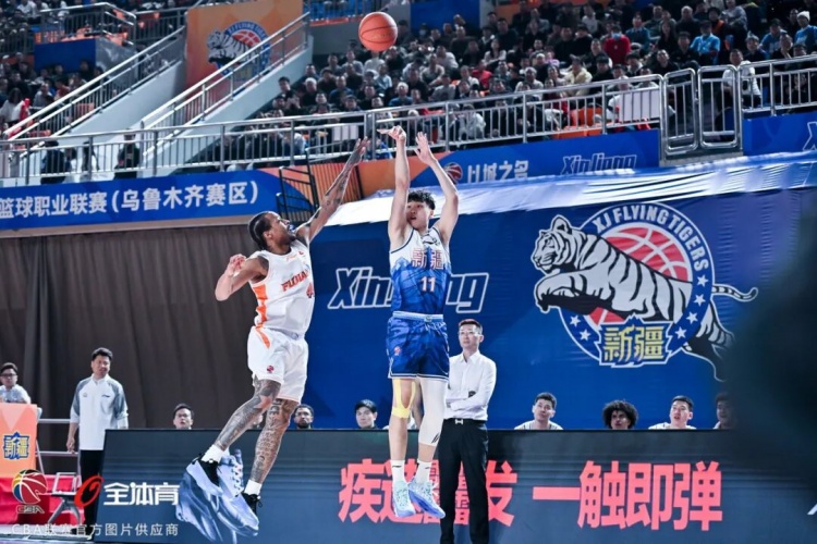 【中国篮球】新疆❗伊力特❕❕五人上双战胜福建 迎来新赛季开门