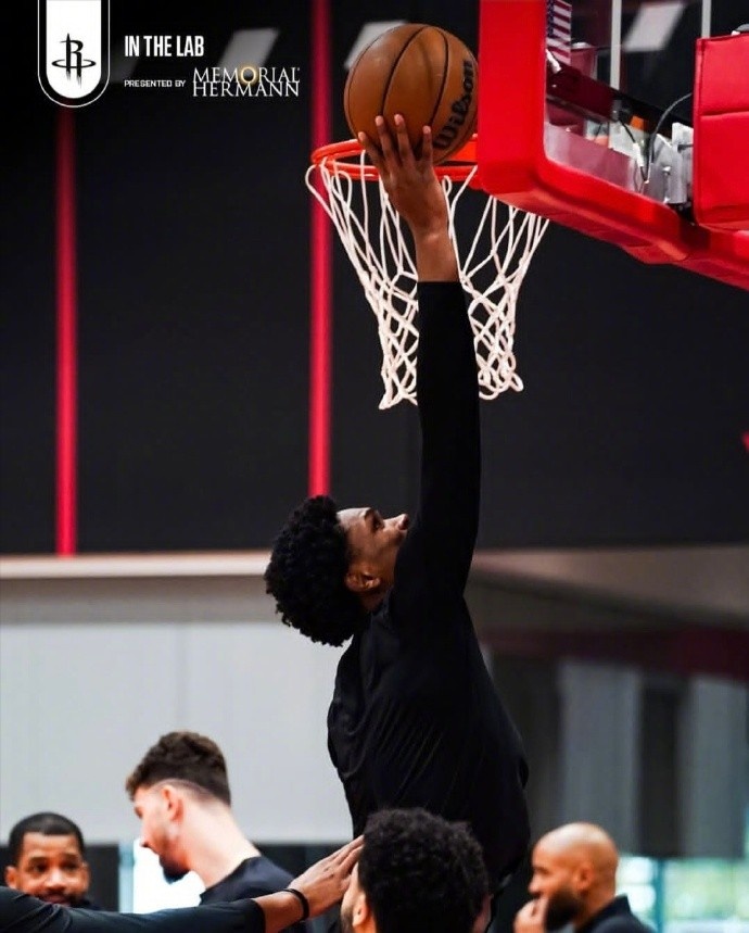 [申京]将开启6连客&战掘湖船 火箭官方晒训练照：杜兰特专注 申京微笑