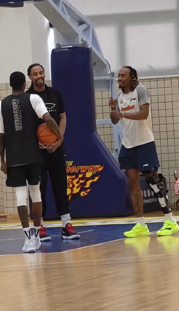 【CBA】媒体人：麦考尔必须换了 腿已上器械固定 这个样子任何伤都有可能