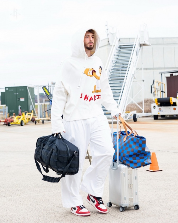 【体坛头条】6连客首站丹佛！火箭登机照：杜兰特小黑✌️帽气质