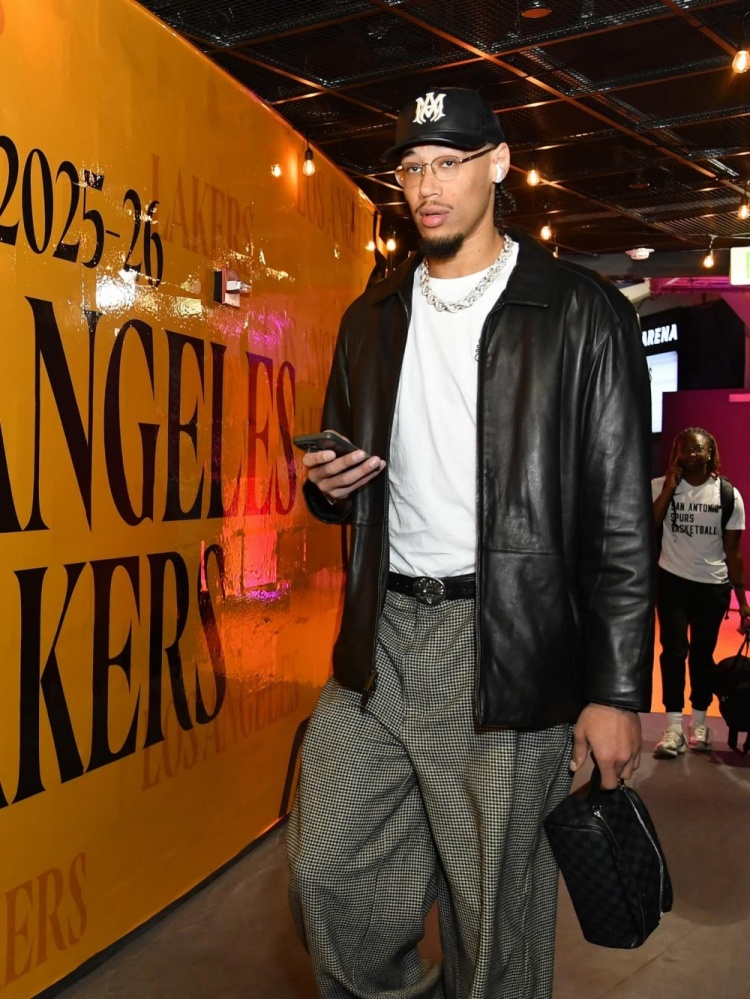 [体育风云]累的？海斯赛⭐后晒近照 并配了三个 的❗⚾表情包