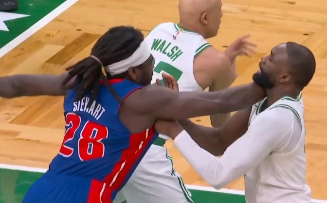 [赛事追踪]拳脚相向！杰伦·⭐布朗：斯图尔特是个好人 我们就