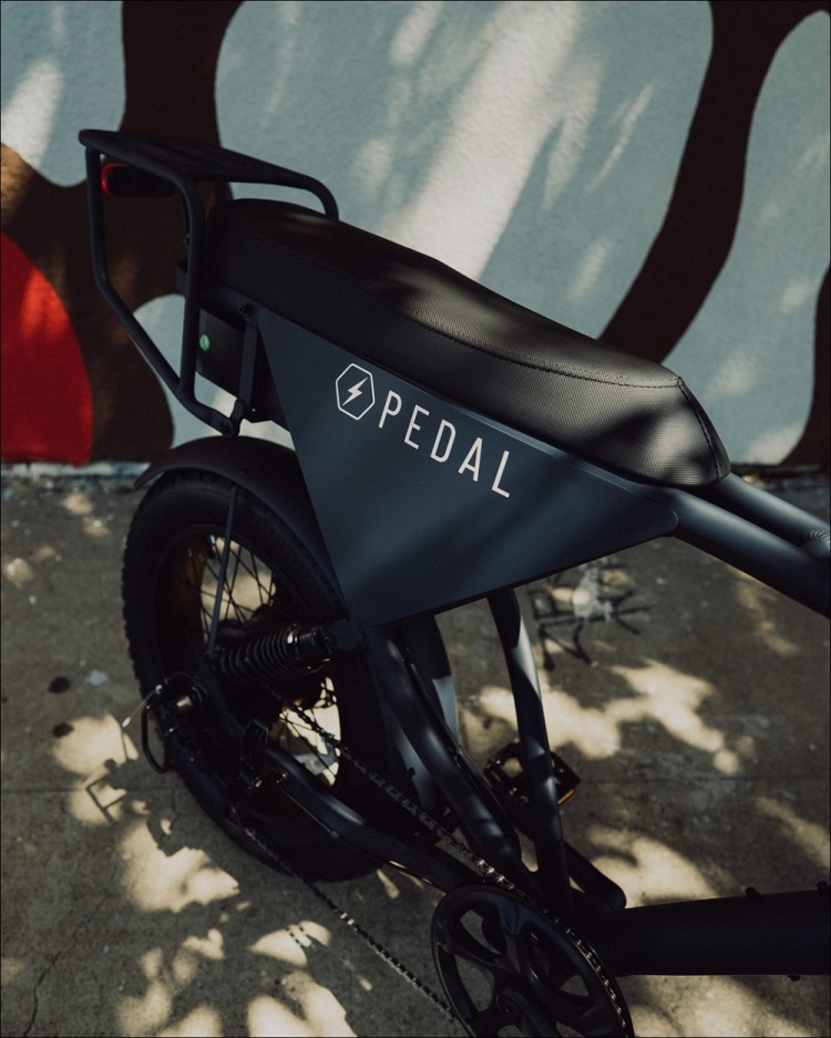 [球场快报]有➡️行家吗?卢卡送队友Pe✨d⭐al全轮驱动S系列车 双电机最高时速36英里(图2)