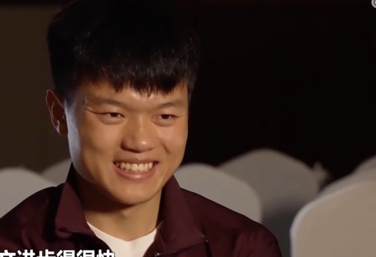 杨希：非常感谢邵佳一；中文进步快是每天都和队友们聊天