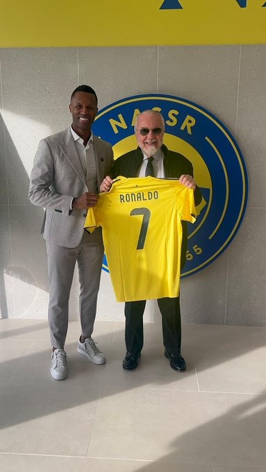 [你怎么看？]那不勒斯主席德劳伦蒂斯手持C罗球衣，与利雅得胜