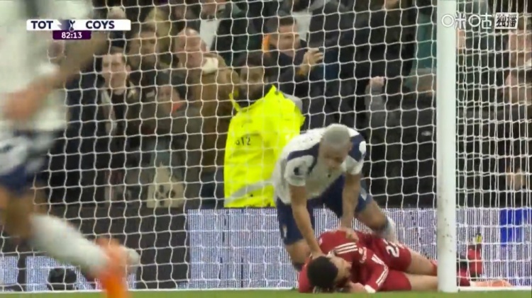 [赛程更新]里沙利松锁喉埃基蒂克！斯图里奇：➡️他在干啥！这