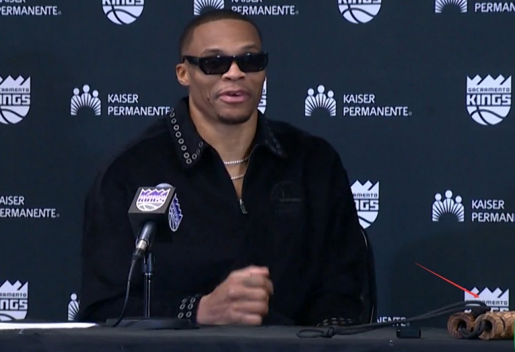 【值得一看】心情真不错！威少赛后戴墨镜参加发布会 貌似还带着