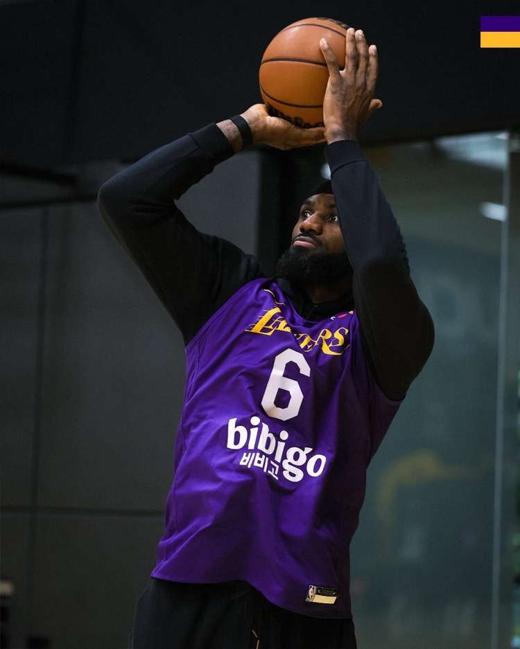 【球迷速览】认⬅️真备战！湖人官方晒➡️训练照 詹姆斯领衔