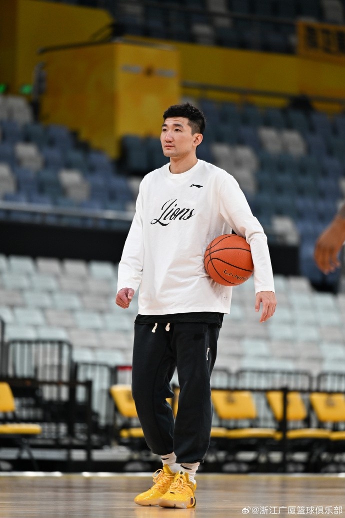 [胡金秋]广厦队上午踩场训练结束 今晚将在主场迎来与福建的二番战​​​(图2)