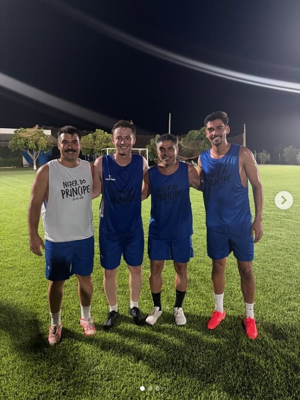 马德鲁加回巴西踢野球，并赠送当地市长一件泰山球衣