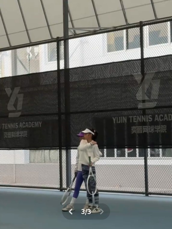 刘殿座晒与王大雷见面照，两人孩子一起打网球🎾