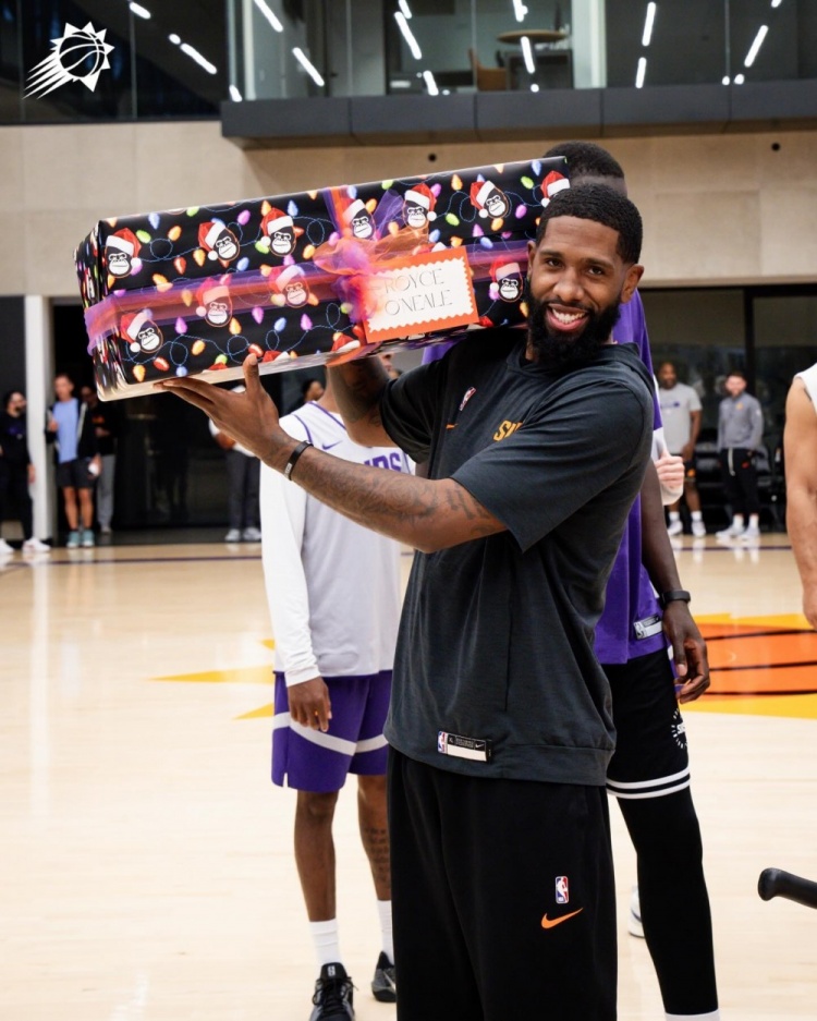 [NBA]太阳全队获赠圣诞礼物遥控卡丁车 全队飙得不亦乐乎 