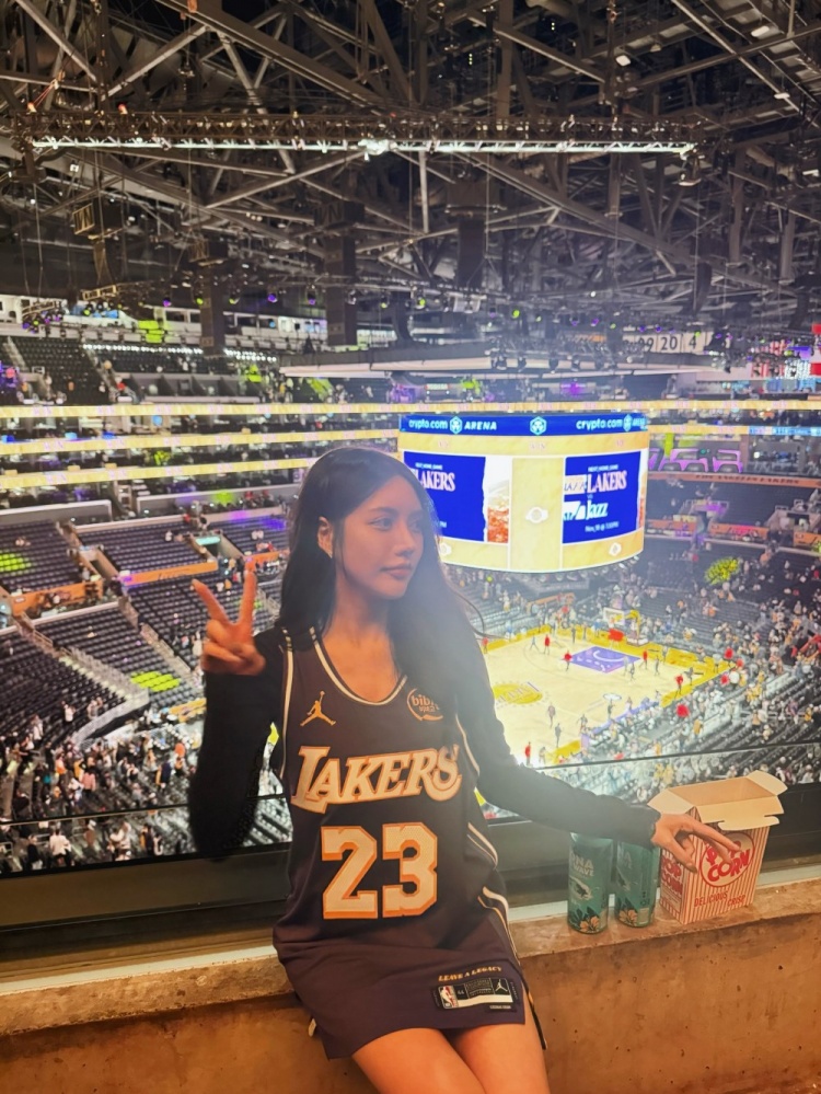 [体坛最新进展]湾湾美女球迷穿老詹球衣看湖人：人⬆️生一定要