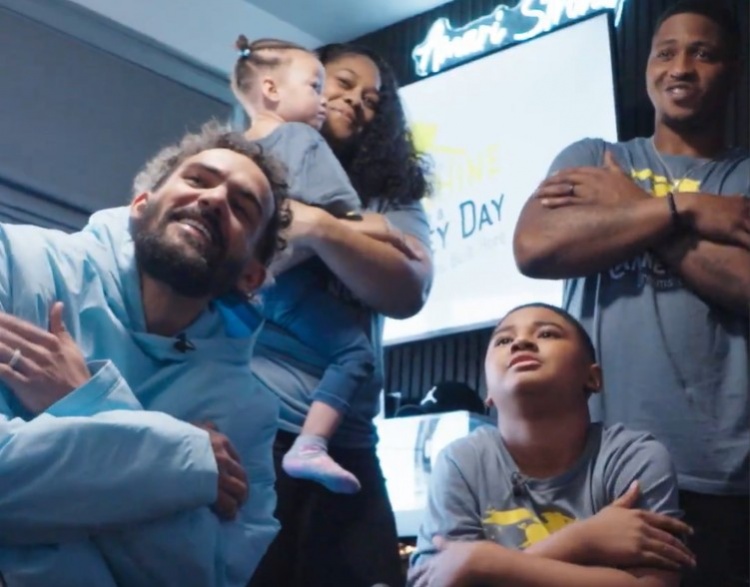 [精彩资讯]特雷·杨暖心圣诞惊喜：为轮椅小球迷改造房屋便捷性