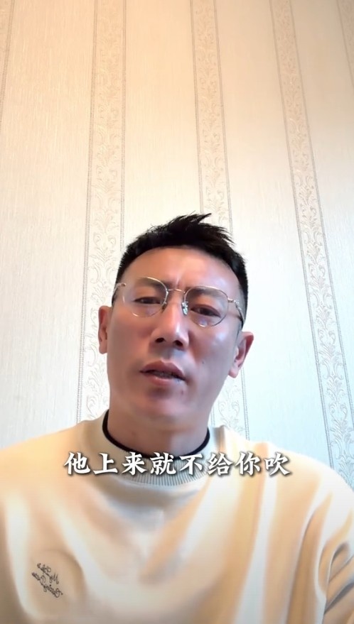 秦升：太多西亚裁判都是瞎吹，你上去哔了叭啦一顿可能就得黄牌