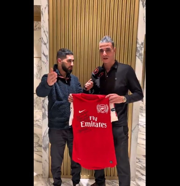 队报：纽约市长是阿森纳铁杆球迷，枪手旧将沙马赫给他送球衣