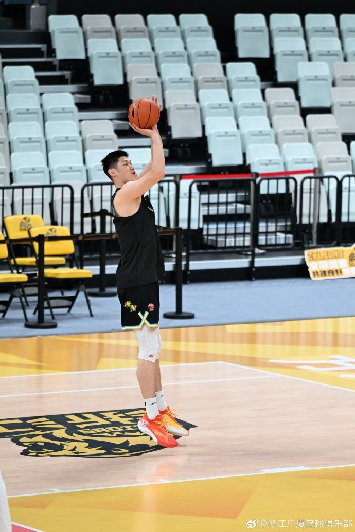 [体育有料]孙铭徽✨戴上了面具！广厦今晚将迎来本次四连主的✌