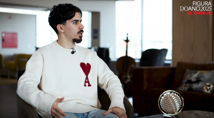 【体育头条】维蒂尼亚：理解像梅罗进攻球员更易赢金球奖，但中场