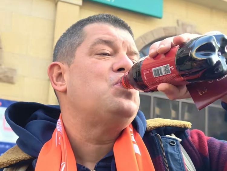 青岛海牛新帅米兰品尝崂山可乐，喝完连赞“very good”