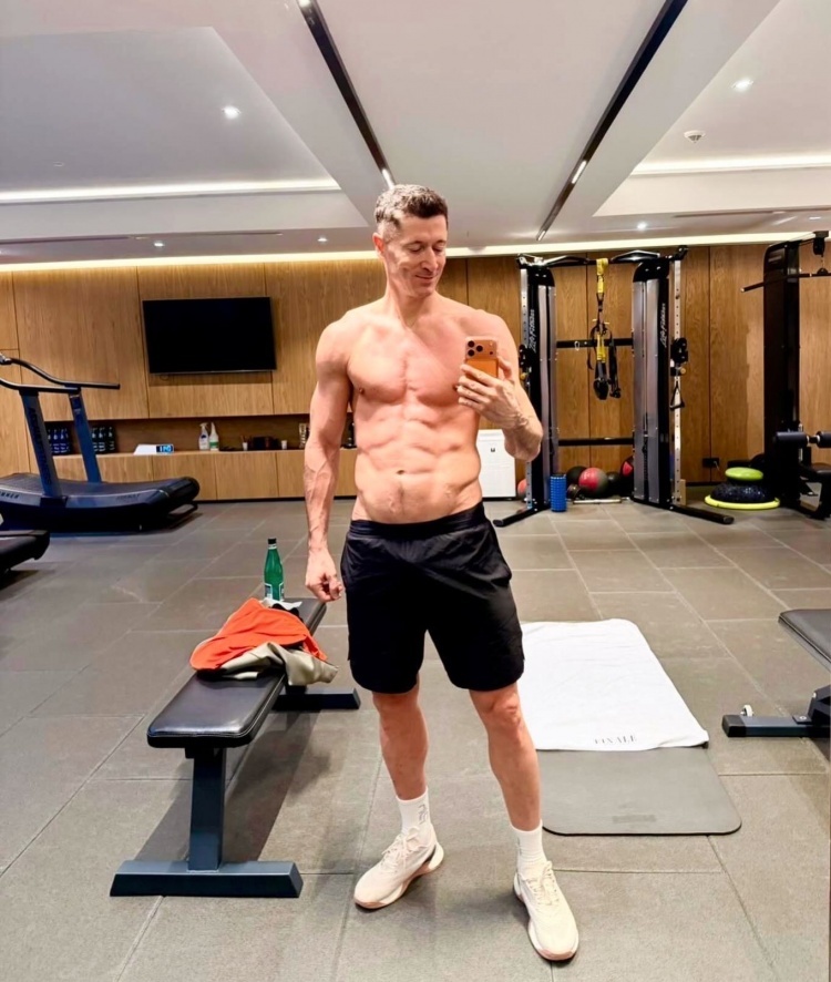 肌肉线条明显！37岁莱万社媒晒健身房内自拍照片