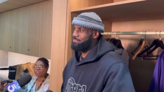 [NBA]詹姆斯笑谈与时间老人的对抗：我曾在广告里狠狠踢了他