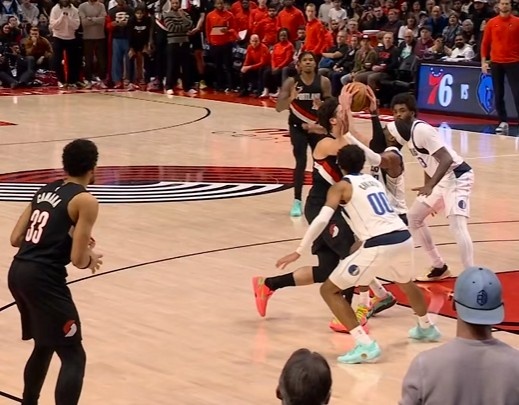 [球迷看点]不灵了？阿夫迪亚突破吃进攻犯规！同样动作造威少犯规搏罚球绝杀(图2)