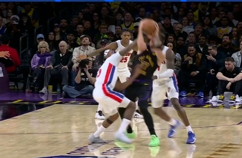 [好看推荐]得不偿失！霍兰逼抢东契奇犯规 东契奇扇倒前者回送