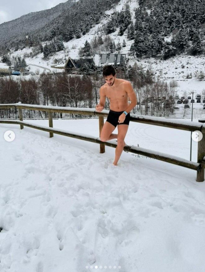 抗冻！费兰社媒晒赤身躺在雪中照片，配文：圣诞时间 ❄️🐕