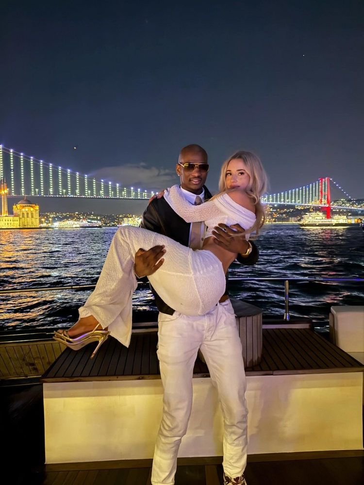 秀恩愛！凱·瓊斯公主抱未婚妻：GOAT的2026打開方式！