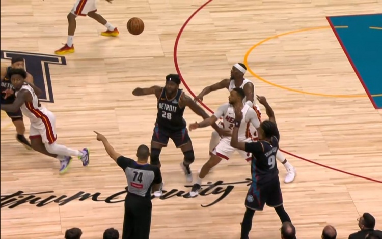 世界難題！奧薩爾邊線發(fā)球直接失誤 徹底葬送希望